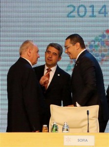 Presidente Moldovo Nicolae Timofti, a sinistra, colloqui con il presidente bulgaro Rosen Plevneliev, il centro, e il primo ministro romeno Victor Ponta a Tirana, Martedì 26 maggio 2015, nel corso del vertice del processo di cooperazione nell'Europa sudorientale, un raggruppamento regionale di 13 paesi dell'Europa balcanica e orientale . 4 milioni di cittadini della Moldova preferiscono aderire all'Unione europea, piuttosto che restare nell'orbita russa, il suo presidente ha detto Martedì. (AP Photo Hektor Pustina)