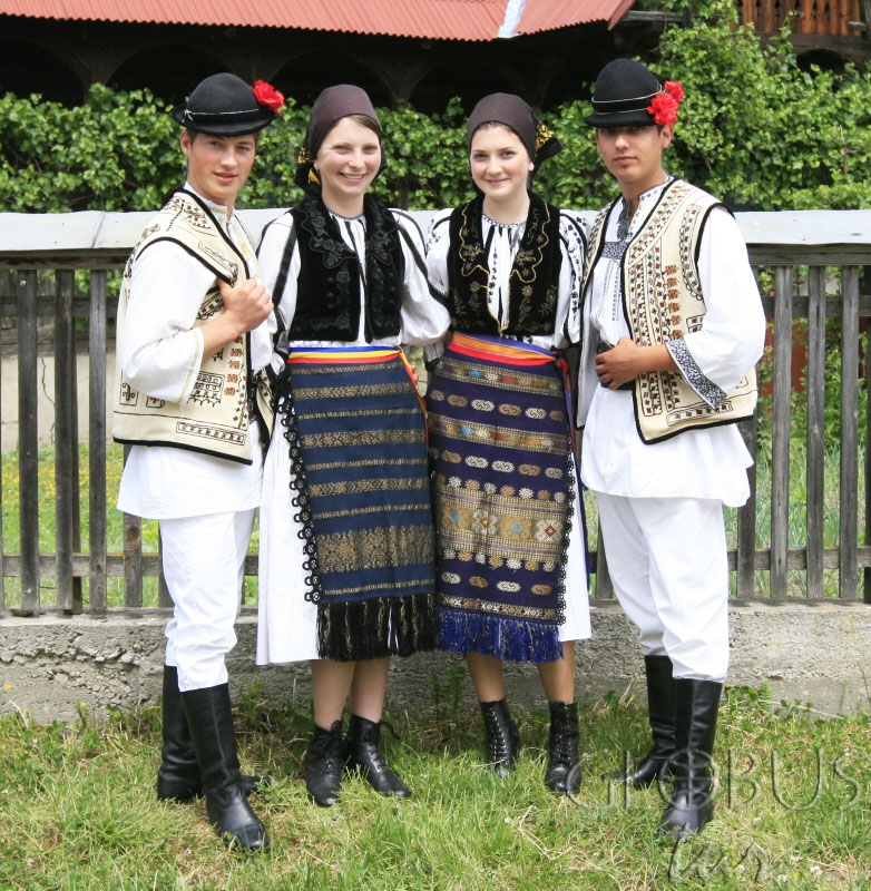 Румыны фото. Национальный костюм Румынии. Национальная одежда Румынии. Национальный костюм Румынии мужской. Румыния румыны.
