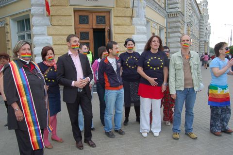 Diritti LGBT: la Corte Costituzionale decide di riguardare le leggi