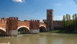 By Lo Scaligero (Own work) [CC BY-SA 3.0], via Wikimedia Commons