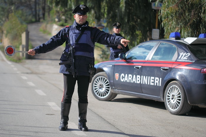 Uno aggredisce i carabinieri, l’altro guida ubriaco: arrestati a Ferrara padre e figlio moldavi