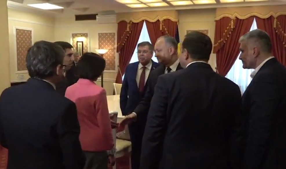 Maia Sandu rifiuta di stringere la mano a Dodon