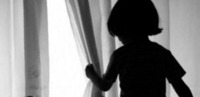 Bambina moldava di due anni cade dal secondo piano