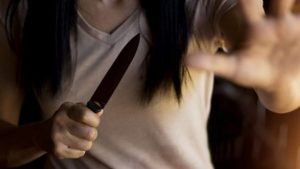 Donna con coltello