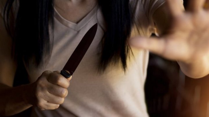 Chisinau, moglie accoltella il marito per gelosia Donna con coltello