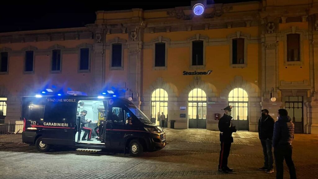Fidenza, moldavo senza permesso di soggiorno tenta la fuga dalla finestra Carabinieri alla stazione di Fidenza