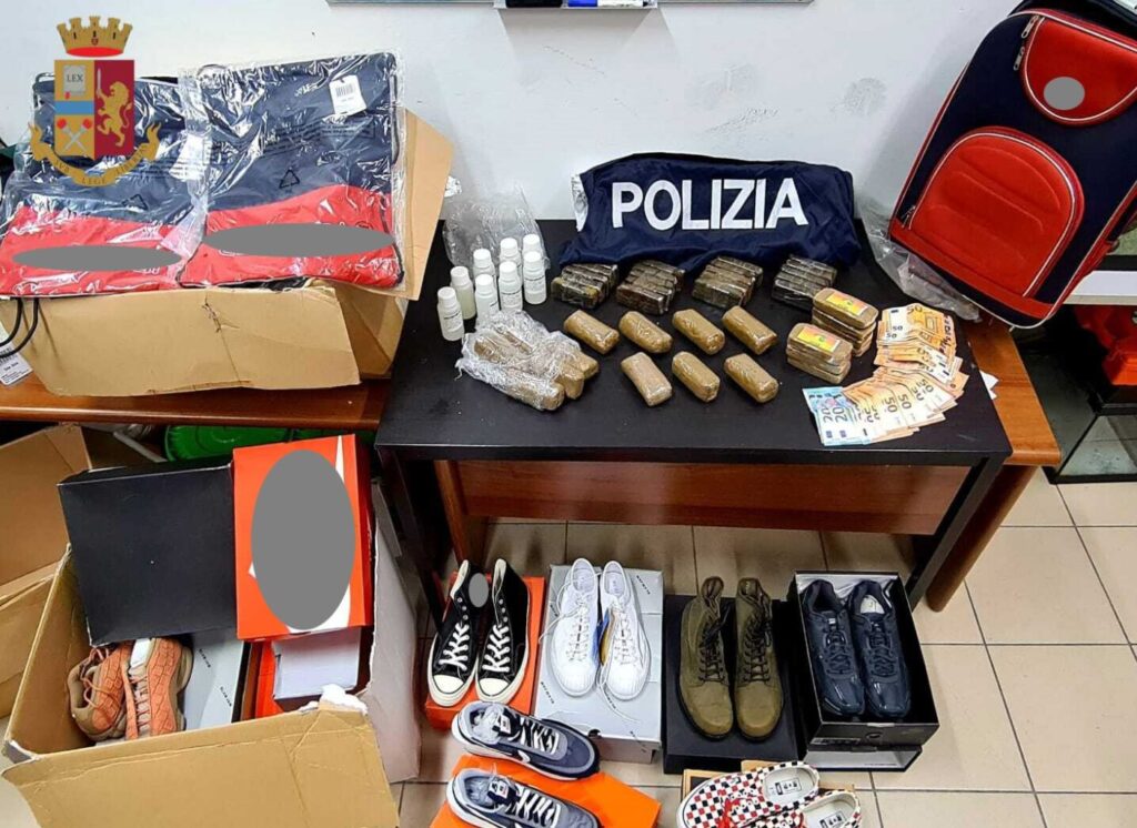 Droga e merci contraffatte a Milano: arrestato anche un moldavo Prodotti sequestrati a Milano