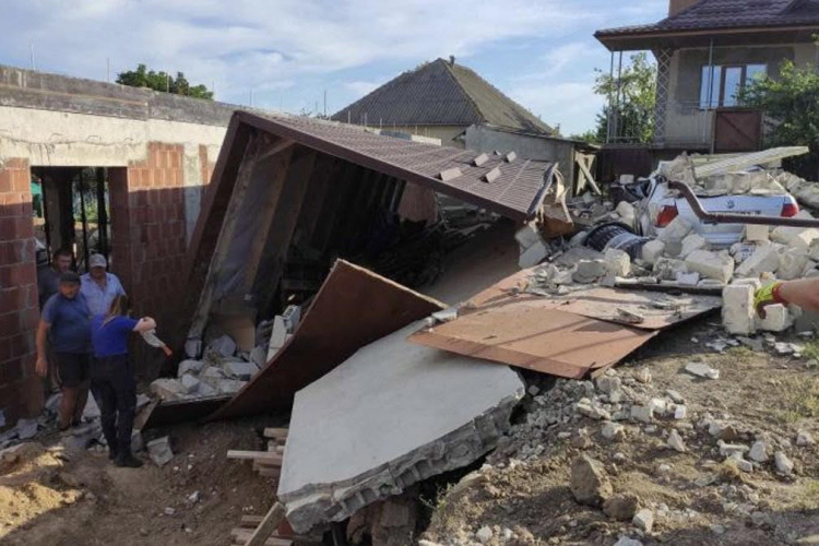 43enne di Costești intrappolato sotto le macerie di un garage Garage crollato a Costești