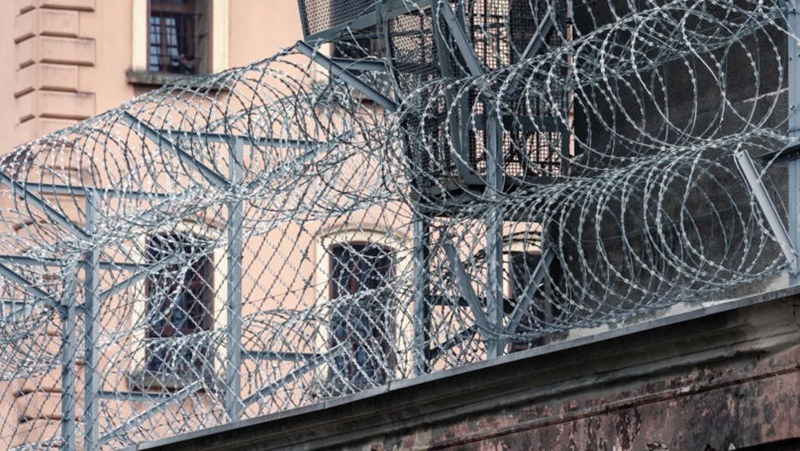 Pesaro, badante moldava in carcere per aver minacciato con una forchetta l’anziana assistita